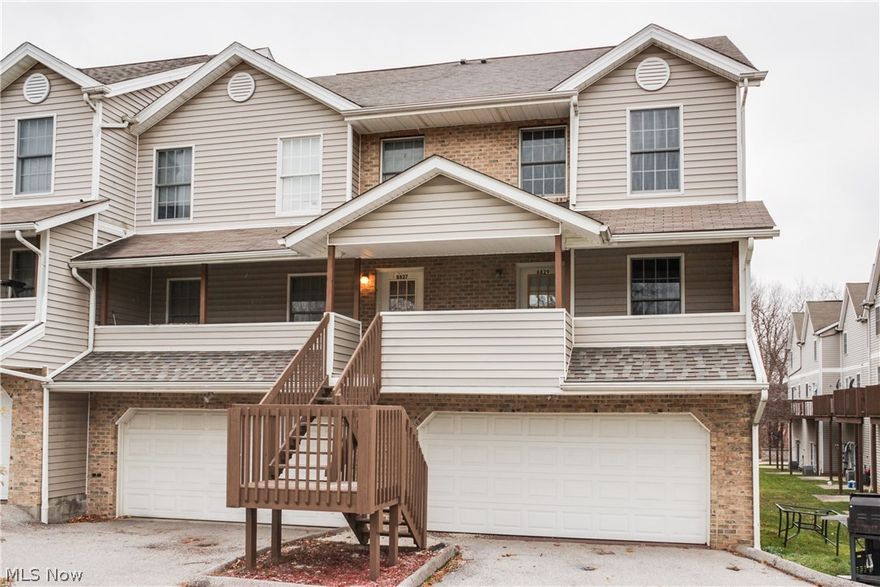 Beautiful 2 bedroom Condominium for lease in N. Canton, OH. Easy access to Rt. 77, Akron Canton Airport, Timken, and Diebold.