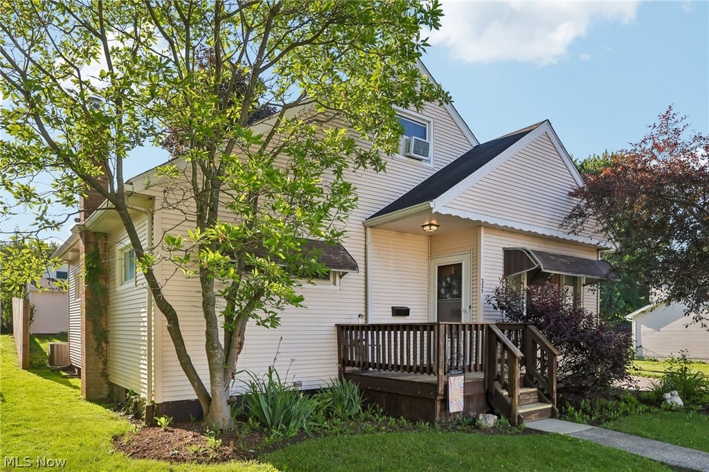 Photo of 225 24th Street NW, Barberton, OH 44203 (MLS # 5215491)