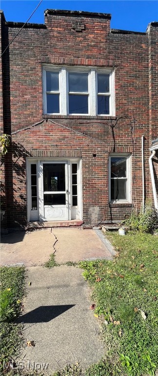 Charming 3-Bedroom Townhouse – Great Investment or Starter Home!
Step into this classic 3-bedroom, 1-bath townhouse featuring original woodwork, built-in cabinets, and beautiful natural light throughout. Perfectly suited for a first-time homebuyer or a savvy investor, this home offers both charm and income potential.
Currently tenant-occupied on a month-to-month lease, generating $1,145/month in rent. Tenant pays all utilities.
Don’t miss out on this opportunity to own a character-filled property with immediate rental income!