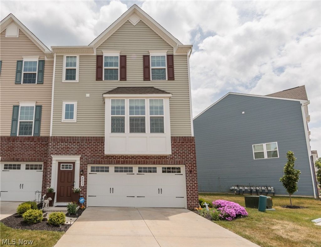 Photo of 4033 N Steels Circle #31, Cuyahoga Falls, OH 44223 (MLS # 5217606)