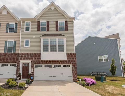 Townhouse For Sale - 4033 N Steels Circle #31<br/> Cuyahoga Falls, OH 44223