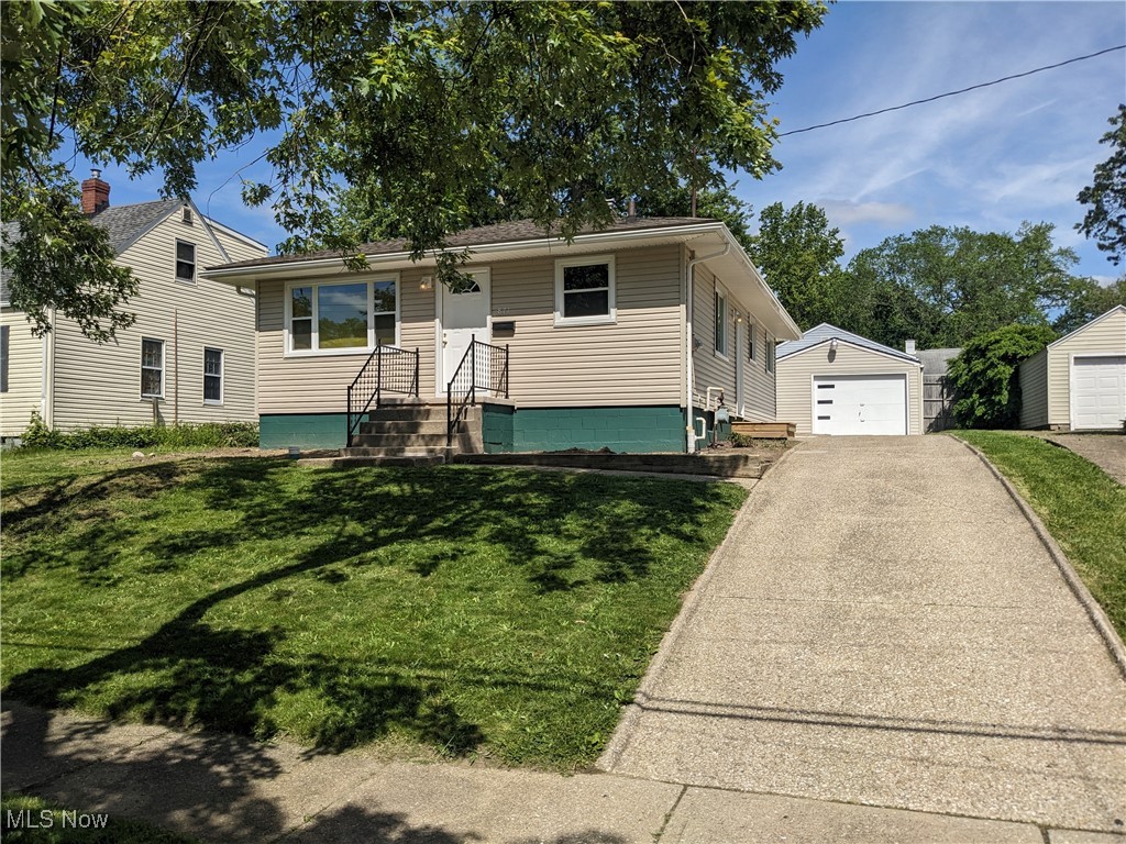 871 Chinook Avenue, Akron, Ohio image 1