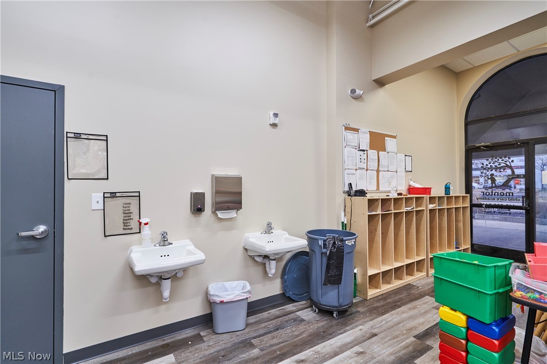 Mentor View Sub - Commercial Lease