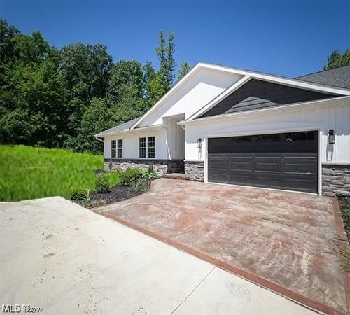 New construction unit for rent in Broadview Hts. . Higher-end finishes and appliances. Highlights: Two Large bedrooms, home office or 3rd bedroom, basement, 2 car garage.
