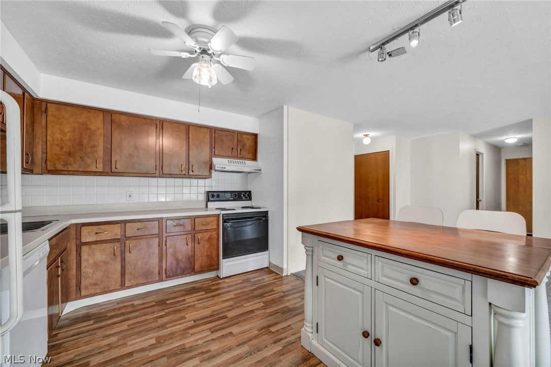 3400 wooster Road 502