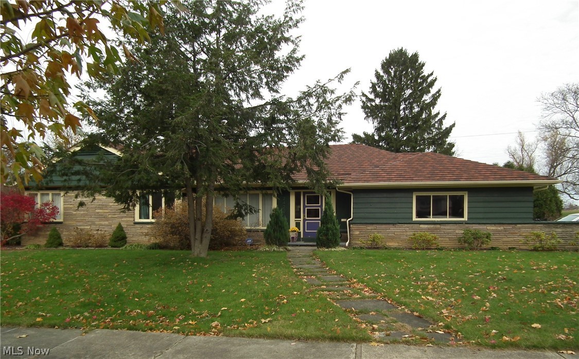 Incredible Shaker Heights mid-century sprawling ranch. Open floor plan. Updated kitchen and baths. Fantastic first floor family room, dining room and living room with fireplace. 3 bedrooms and 2 full baths. Full lower level -- amazing space with tons of storage, wet bar and half bath! Great location close to highways, walking paths, rapid transit station, shopping and more! Great commute to downtown, universities and hospitals!
