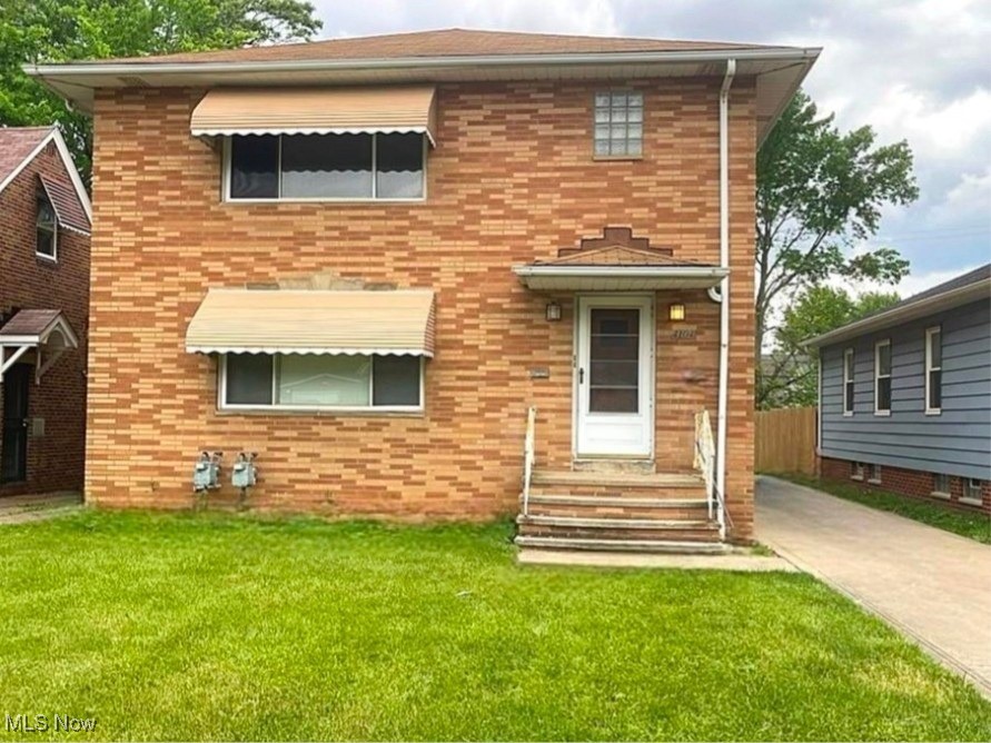 Step into comfort and convenience with this downstairs unit this freshly updated downstairs unit featuring 3 bedrooms and 1 full bathroom. Located in Parma, this home offers everything you need for easy living.
FEATURES:
-Brand new flooring and fresh paint throughout
-Access to shared basement with washer and dryer included
-Appliances provided: Refrigerator, wall over, range top and washer/dryer
-Utilities included Water/Sewer and landscaping
-Section 98 Welcome!
Pet Friendly - Pet Deposit (if applicable) $300, monthly pet fee $50
Security deposit: $1,550
Application fee: $50 per applicant (includes background and credit check)
Ready to make this your new home? Schedule your tour today!