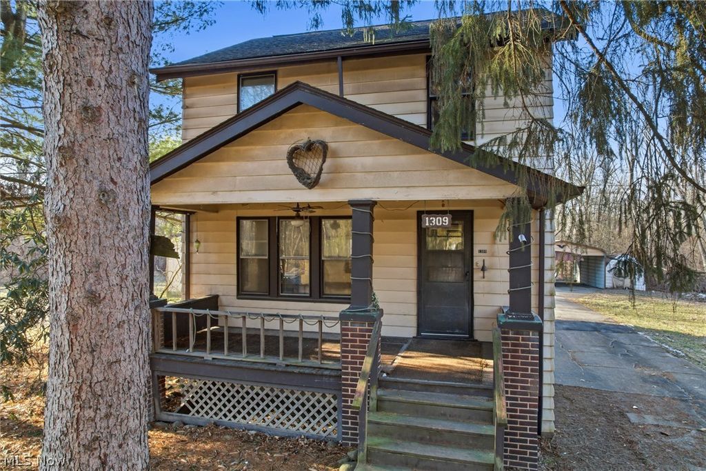 Photo of 1309 Ashland Avenue, Niles, OH 44446 (MLS # 5175604)