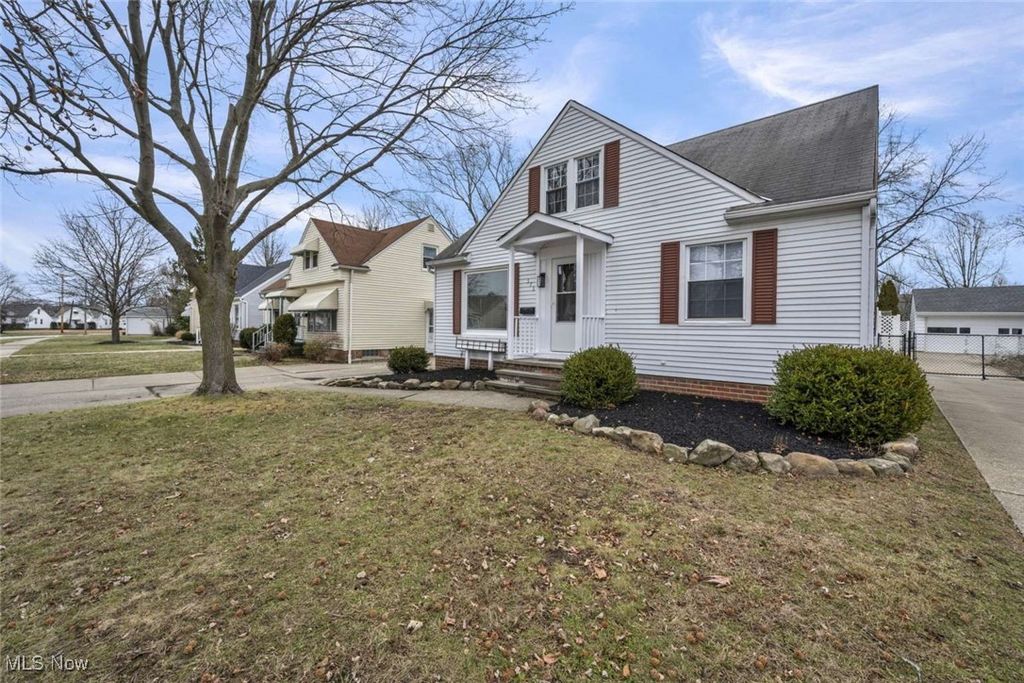 Photo of 375 Beechwood Drive, Willowick, OH 44095 (MLS # 5181487)