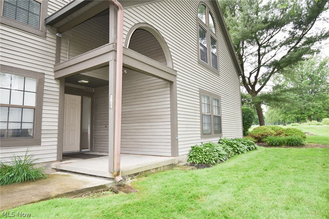 Photo 1 of 26 — 3811 Northwoods Court NE 2, Warren, OH 44483