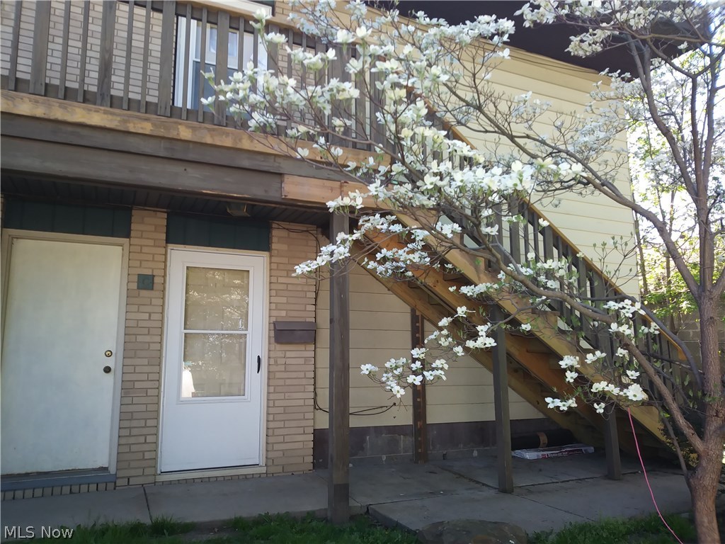 Cute two bedroom apartment ready for a quick move in. Living area and kitchen create a great room with open floor plan. Apartment has been recently updated with newer carpet, kitchen flooring, kitchen counters, and kitchen cupboards, as well as few upgrades in restroom. Assigned parking available, pets are allowed with pet deposit and pet rent. Resident responsible for rent, electric, and cleaning up after pets. Conveniently located close to the expressway and Kenmore's Boulevard.
