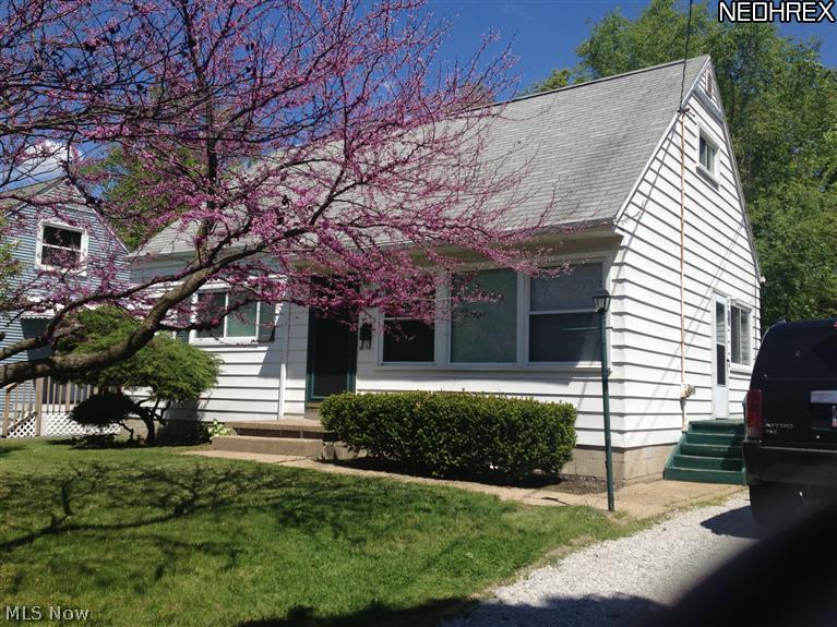 Well maintained single family on a quiet dead end street. Great eat in kitchen with updated cabinets, counter tops and
flooring. Neutral paint and replacement windows throughout. Updated bath. Finished basement with glass block windows. Very
large master with a walk in closet! One car detached garage and nicely landscaped yard.