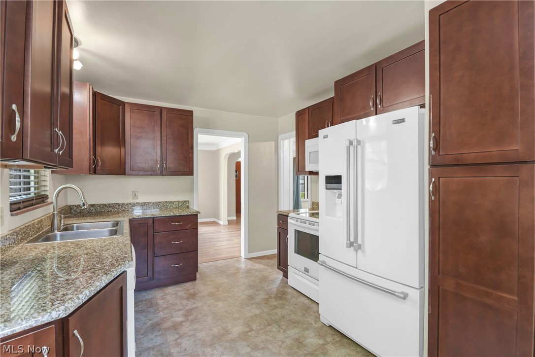 5998 Maplecliff Drive