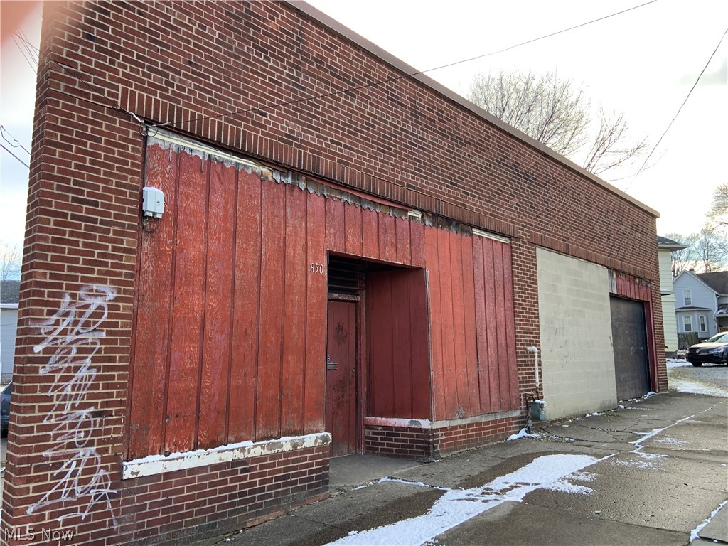 Perfect location for a work shop. Past uses have been a convenient store, auto shop, and most recently a carpenter shop. Electrical panel has recently been upgraded, and there is a security system in place. Any contractor looking for a small shop will want to view this property.
