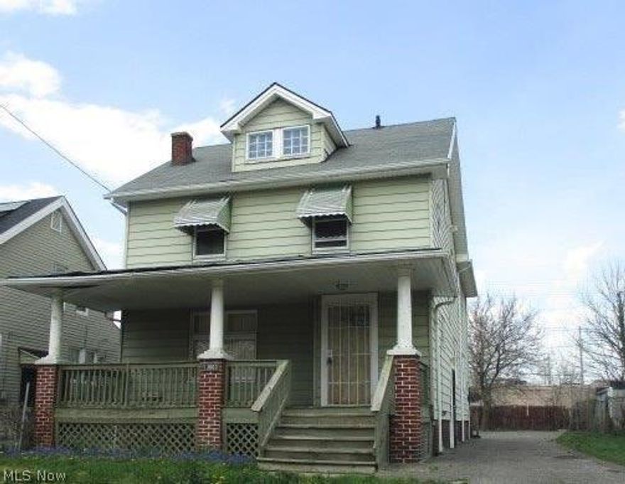 Great rental opportunity or live in one unit and let the other unit pay for yours. Very spacious duplex with so much potential, just awaiting your finishing touches. One unit has 3 bedrooms and 2 in the other unit. Some updates have been completed. It's freeway accessible, near shopping area, parks, and many more amenities to offer.
It's selling "as-is", seller to make no repairs and/or no warranties!