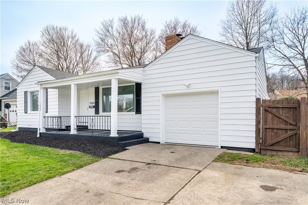 Photo of 1984 S Schenley Avenue, Youngstown, OH 44511 (MLS # 5190935)