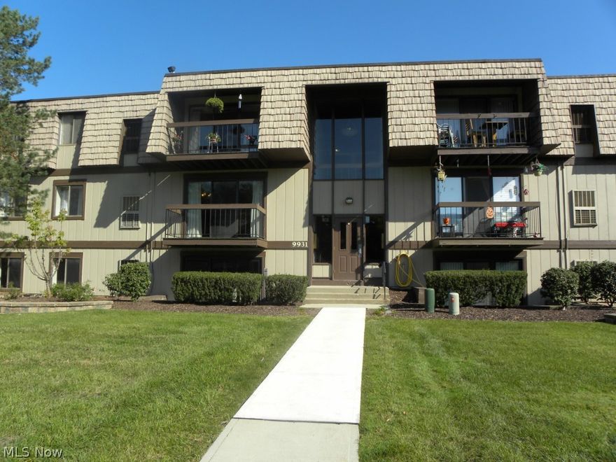 Second floor easy living, Big (1056 sq ft) apartment style Condo.2 bed 2 Full Bath's. Freshly painted in Neutral Beige. All appliances! Get Pool, Tennis, and beautiful development built around lake views. Put your car in the garage in the winter. Storage locker on first floor. It doesn't get better then this for the price in beautiful North Royalton, Ohio. Some newer Carpeting (sellers are allowing $500. Carpeting allowance). All appliances, Washer and Dryer Too!
Pool, Basket Ball Courst and Tennis too.