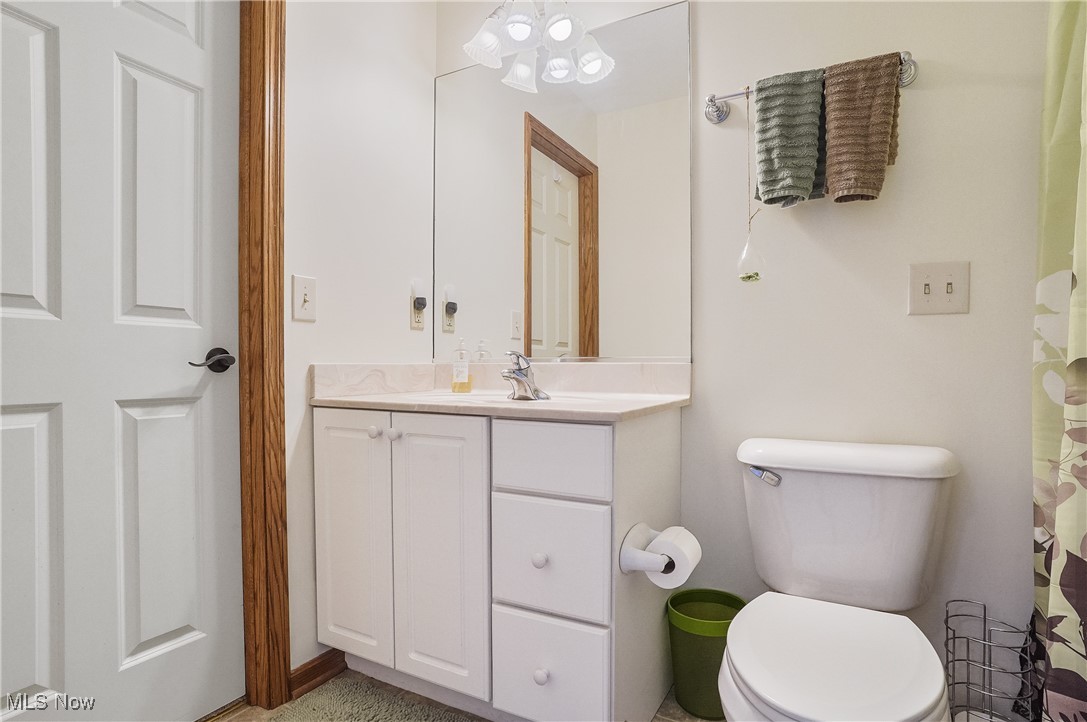 2051 E Swan Lake Circle, Kent, Ohio image 34