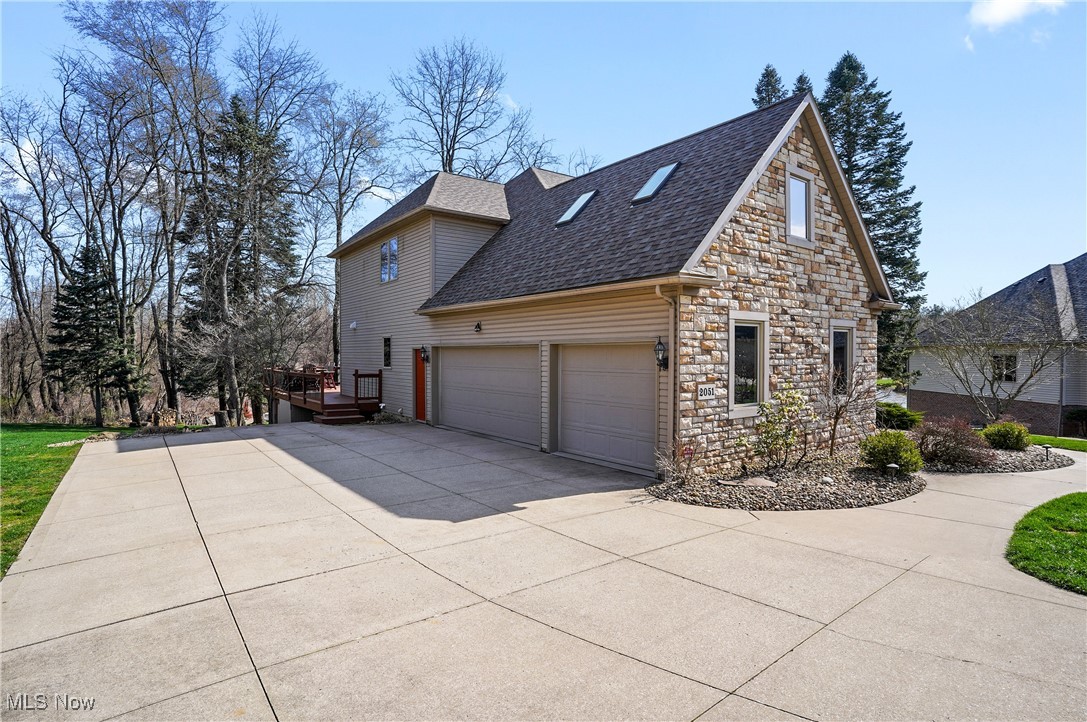 2051 E Swan Lake Circle, Kent, Ohio image 3