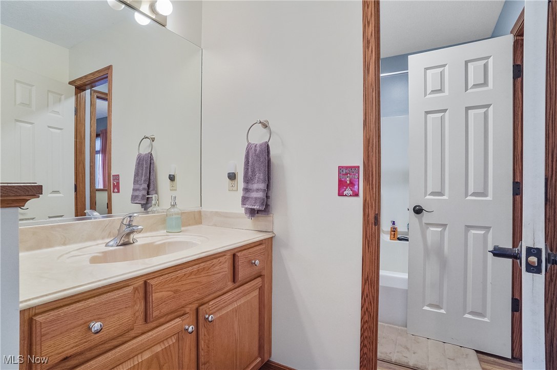 2051 E Swan Lake Circle, Kent, Ohio image 37