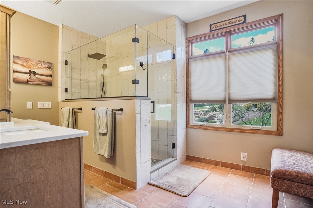 2051 E Swan Lake Circle, Kent, Ohio image 32