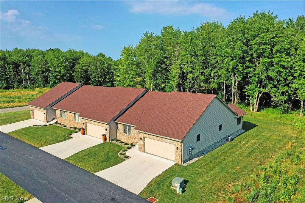 Photo of 12 Bayview Circle, Cortland, OH 44410 (MLS # 5203627)