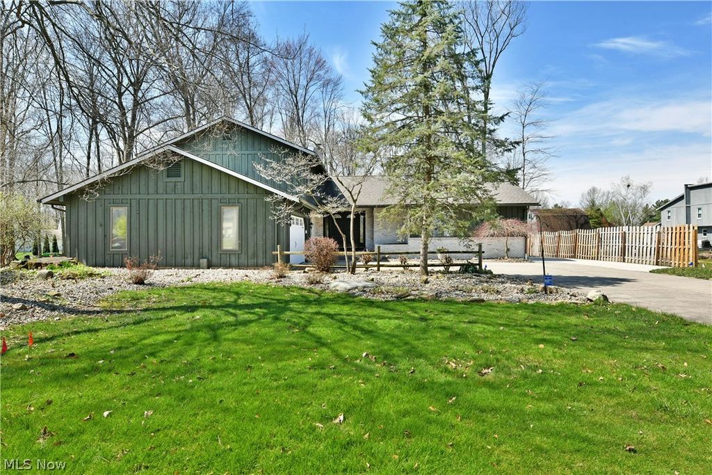 Photo of 525 Sycamore Trail, Cortland, OH 44410 (MLS # 5202114)