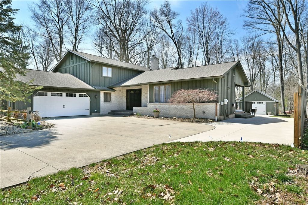 Photo of 525 Sycamore Trail, Cortland, OH 44410 (MLS # 5202114)