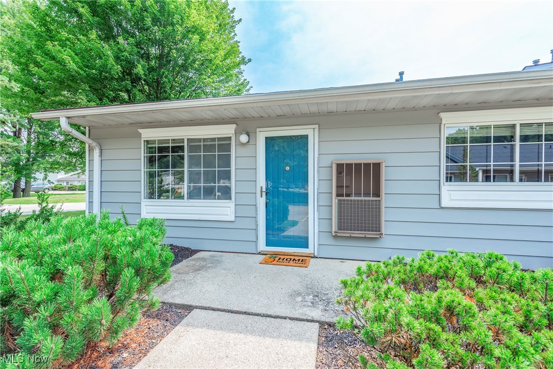Desirable End Unit in Oakwood Estates! Spacious Living Room With Vaulted Ceiling! Dedicated Dining Area! Generous-Sized Kitchen! Large Owners Suite With Dedicated Full Bath & Plenty Of Storage! Great Location With Easy Access To I480 & Shopping! Call Today For Your Private Tour!!