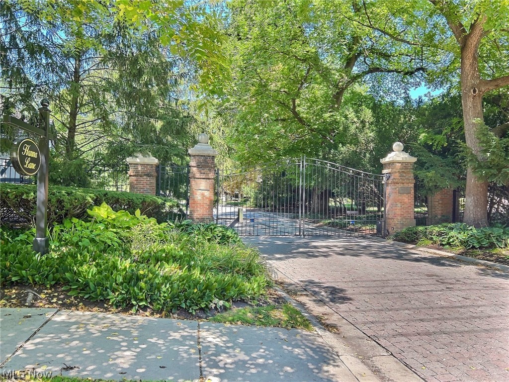 Newport Hanna - Land