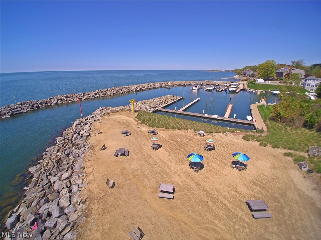 Newport Hanna - Land