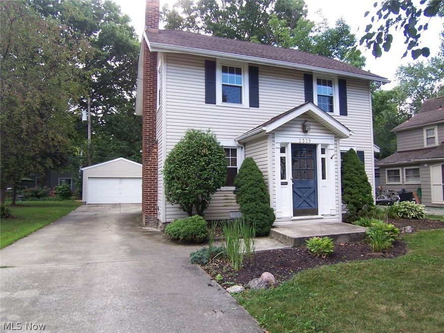 This Cuyahoga Falls Colonial is filled with charm. The hardwood floors and woodwork throughout the home are beautiful, giving it great character. The home has 3 bedrooms and 1 bath. The house has many updates including: newer roof, windows, furnace and water tank as well as a water proofed basement. Enjoy dinner on your deck in the fenced in backyard. Call for your private showing today.