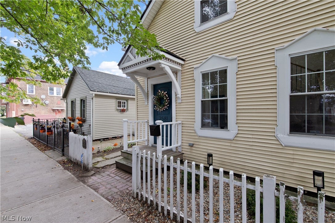 2581 W 11th Street
