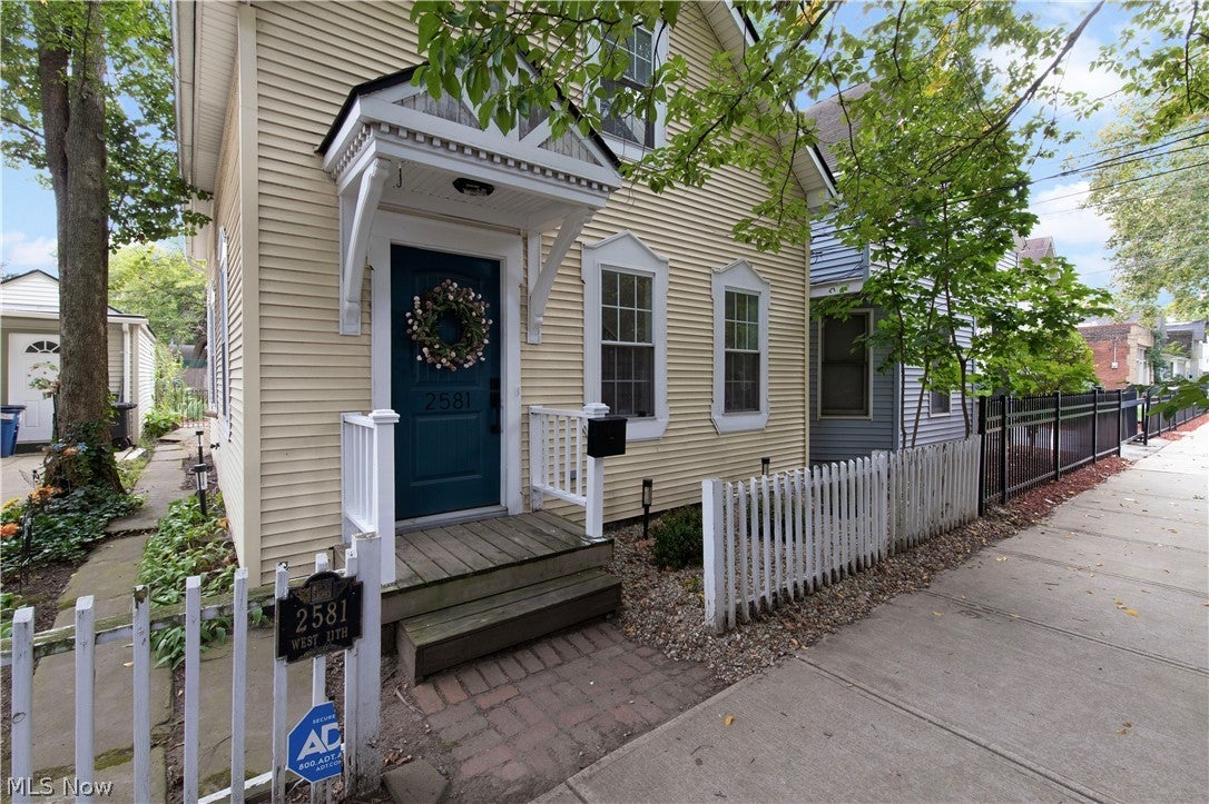 2581 W 11th Street