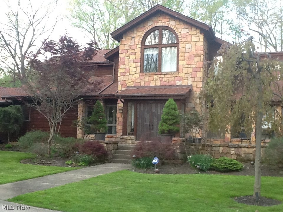 Nature Lover's retreat on Private Drive! This stunning, UNIQUE, home/property will dazzle the buyer looking to break out of the Hudson "cookie-cutter" mold! 3800 sq ft, 4 bed, 4Full Bath, 3+ wooded acres, pond/deck - must see!