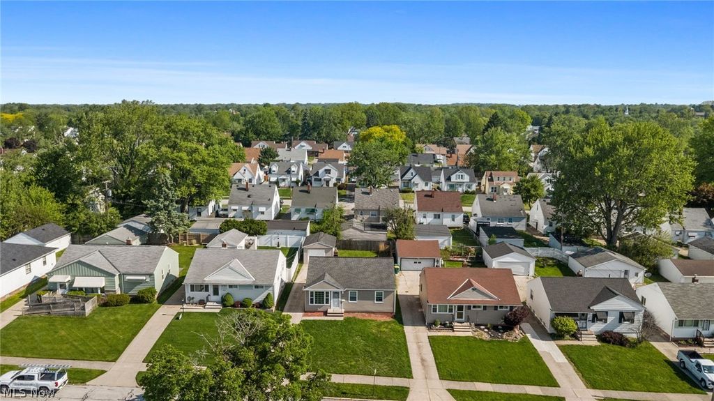 Photo of 18313 Hazelwood Avenue, Maple Heights, OH 44137 (MLS # 5211243)