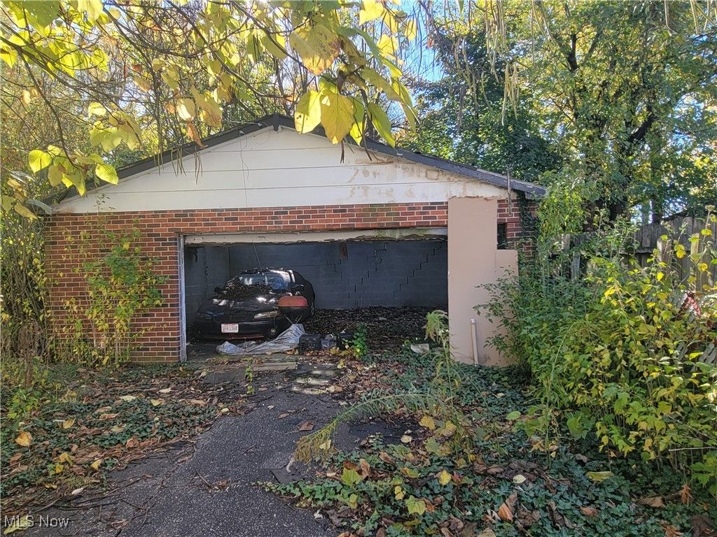 Photo of 12410 Ingomar Avenue, Cleveland, OH 44108 (MLS # 5179908)