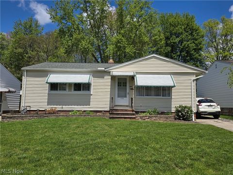 Photo of 15021 Florence Drive, Maple Heights, OH 44137 (MLS # 5210234)
