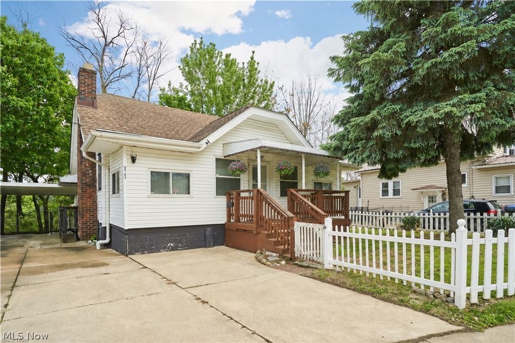 Photo of 2747 3rd Street, Cuyahoga Falls, OH 44221 (MLS # 5208396)