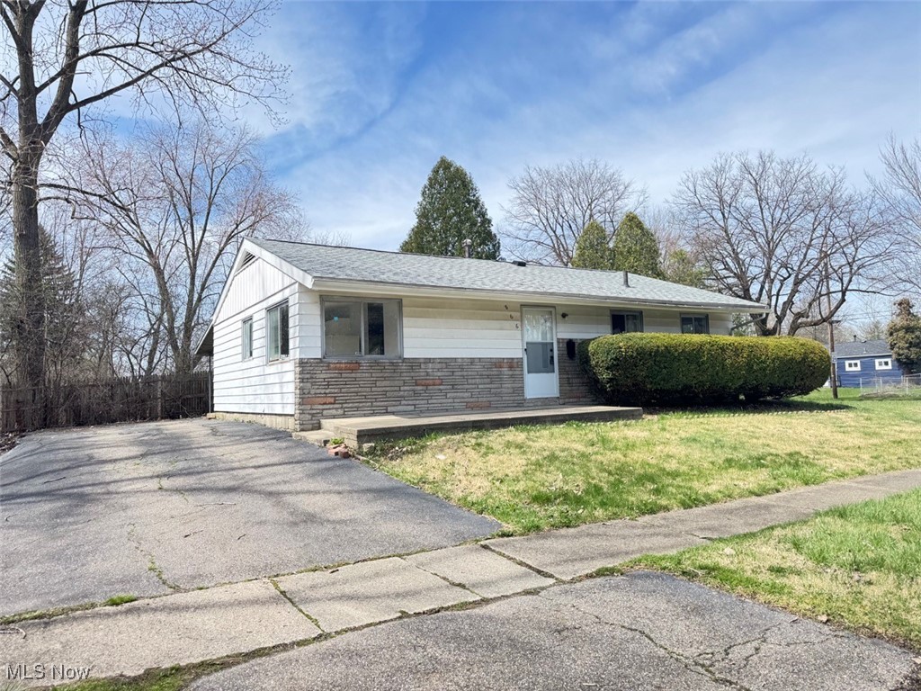 3 Bdr ranch home in West Akron on corner lot with ample off-street parking. This SFH has new carpet and fresh paint throughout, featuring a surplus of built-in shelving and closet storage! Eat-in Kitchen includes stove/oven and fridge. Dining room and Living room opens to back patio. Tenant pays gas/electric/water and $200 water deposit. Pets considered on case by case basis.
Qualifications:
• 3x1 Income ratio 3 Months consecutive income.
• No Collections from previous lease
• No evictions (5 Years) • 600+ Credit Score
• Clear Criminal History (policy on website under qualifications tab)
• Non Smoking Building
• Renters Insurance Required
Single Family Home Rentals required an additional Water Deposit
