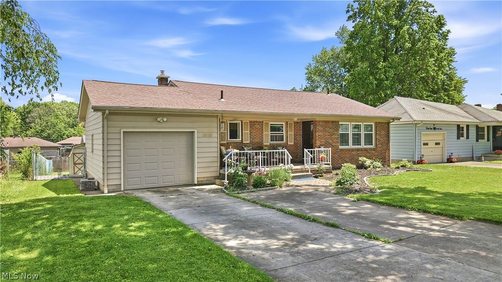 Photo of 3815 Loma Vista Drive, Youngstown, OH 44511 (MLS # 5213167)