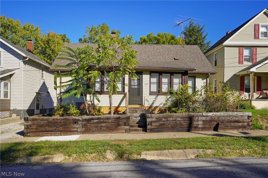 Photo of 1237 Mcintosh Avenue, Akron, OH 44314 (MLS # 5191859)