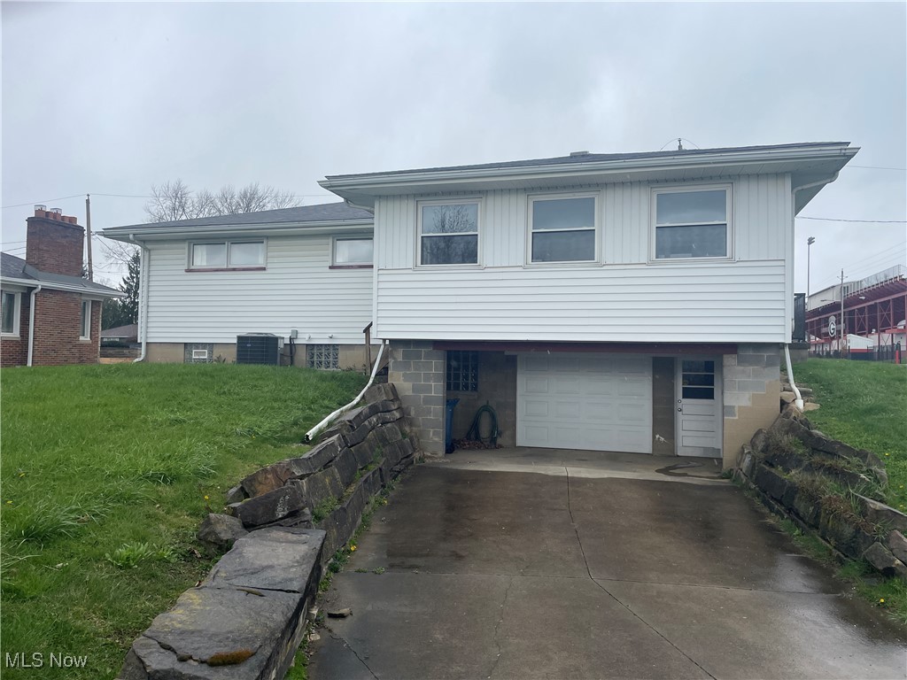 301 E Howard Street, Girard, Ohio image 2