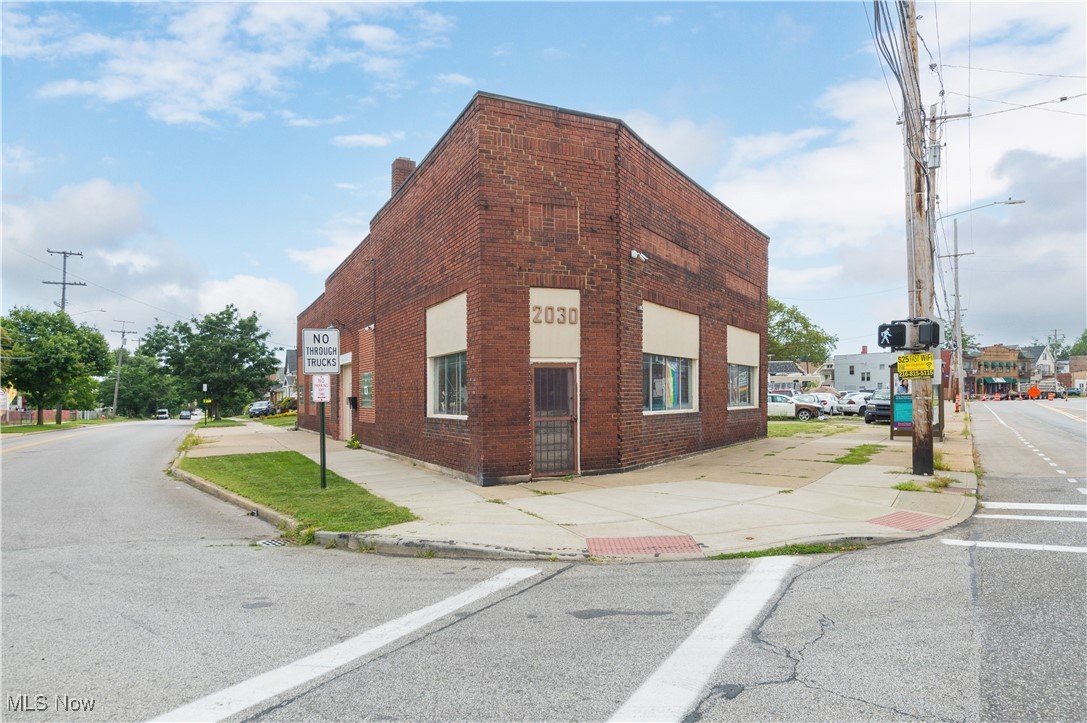 For Sale: Commercial Retail Building – Cleveland, OH
Unique opportunity to own a versatile 3,300 sq. ft. commercial retail building in Cleveland. Currently operating as an automotive tinkerer’s workshop, this property offers a wide range of potential uses.
Distinctive brick façade with character and curb appeal
Drive-in overhead door for easy access and deliveries
Two dedicated rear parking spaces plus ample street parking
Additional parcel included, offering expansion or outdoor use potential
Flexible layout suitable for retail, workshop, studio, or mixed commercial use
A solid, well-located property with both functionality and charm—perfect for an owner-user or investor.
