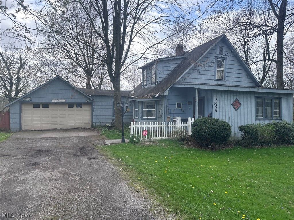 Photo of 8698 Howland Springs Road, Warren, OH 44484 (MLS # 5201389)