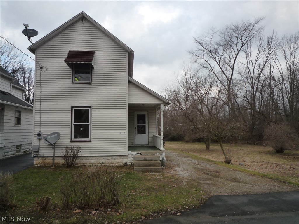 2 BR Barberton 2 Story. First floor laundry room. Some replacement windows. Dimensional shingle roof. Extra parcel included. This is a Fannie Mae HomePath Property.