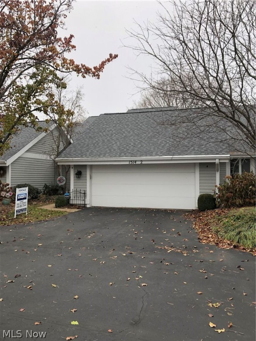 Beautiful Beachwood Villa condo with Lake Erie right across the street! Unit features 2/3 bedrooms, 2.5 baths, loft, 
gorgeous wood floors, skylights, mudroom and a 2 car garage attached. Access to tennis courts, workout room, pool. marina docks that can be rented. This one won't last!