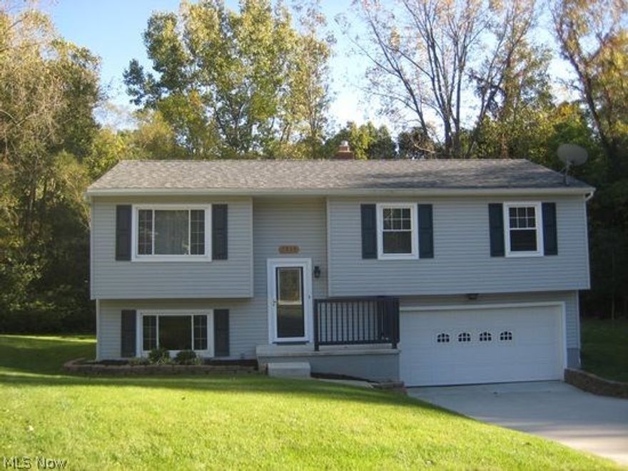 Like new bi-level in Brunswick on cul-de-sac. Large yard in community with amenities including pool, clubhouse, lake & activities. Recent updates include roof, driveway, windows, vinyl siding, furnace & A/C, hot water tank, carpet & paint.