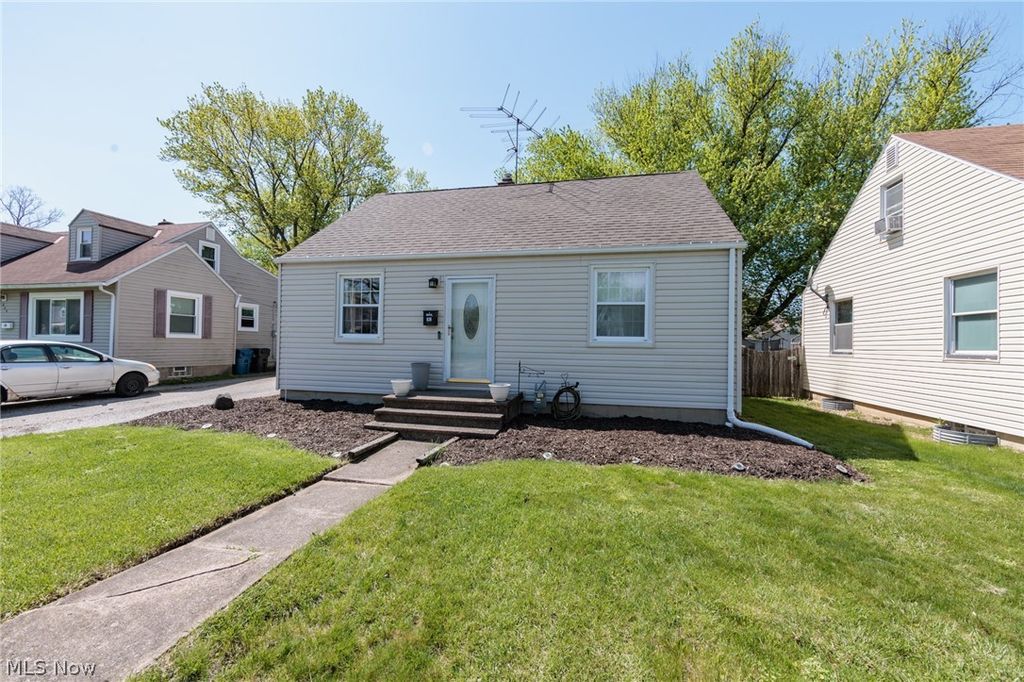 Photo of 838 Warwick Drive, Sheffield Lake, OH 44054 (MLS # 5203935)