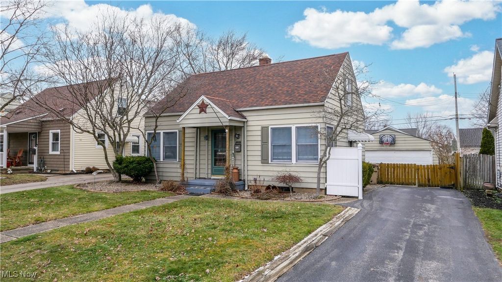 Photo of 223 Madison Avenue, Cuyahoga Falls, OH 44221 (MLS # 5175603)